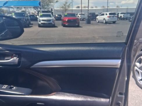 Used 2017 Toyota Highlander XLE AWD/4WD image 7