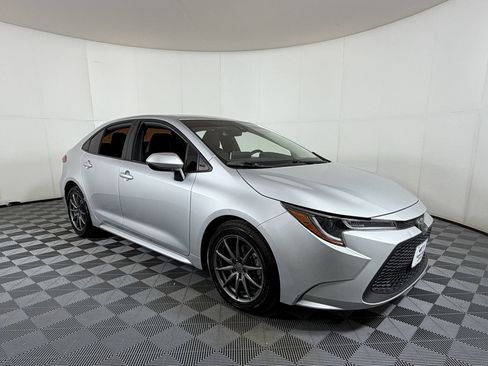 Used 2020 Toyota Corolla LE FWD image 1