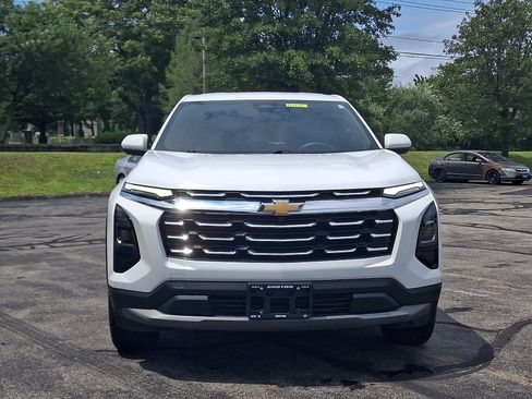 Used 2025 Chevrolet Equinox LT AWD/4WD image 2