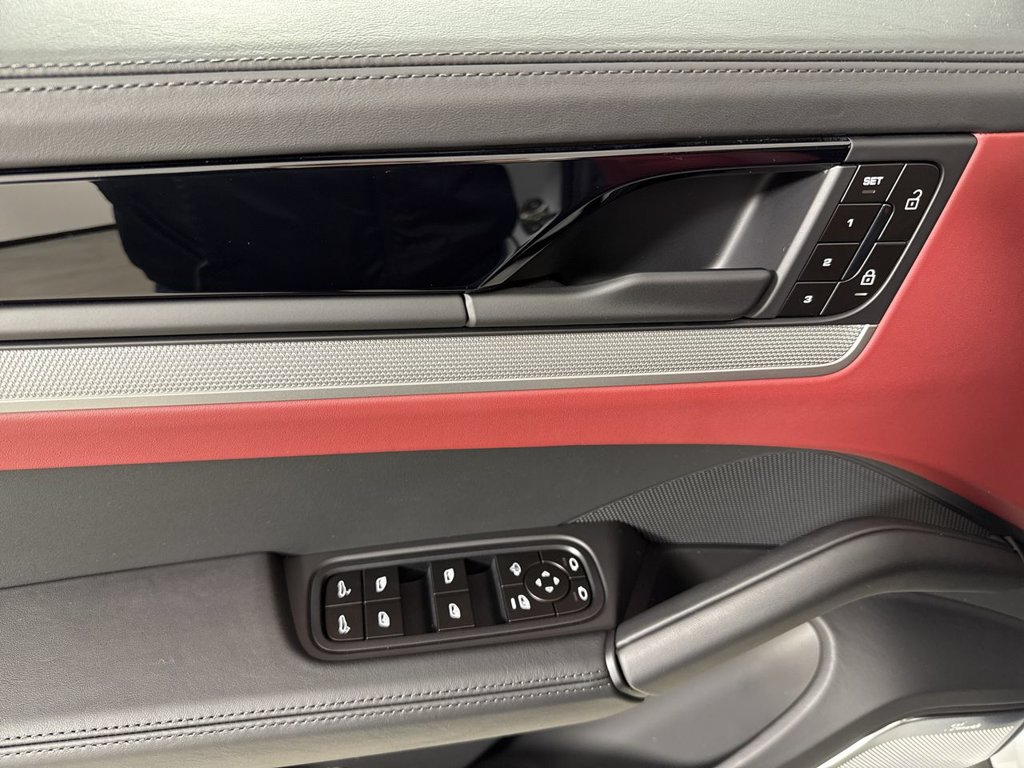 Certified 2026 Porsche Cayenne S AWD/4WD image 33