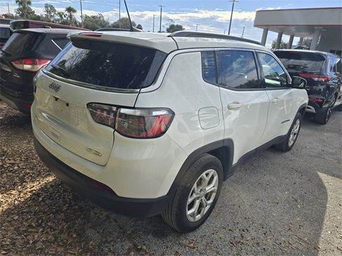 Used 2024 Jeep Compass Latitude image 8