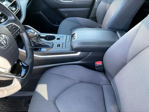 Used 2021 Toyota Highlander LE AWD/4WD image 20