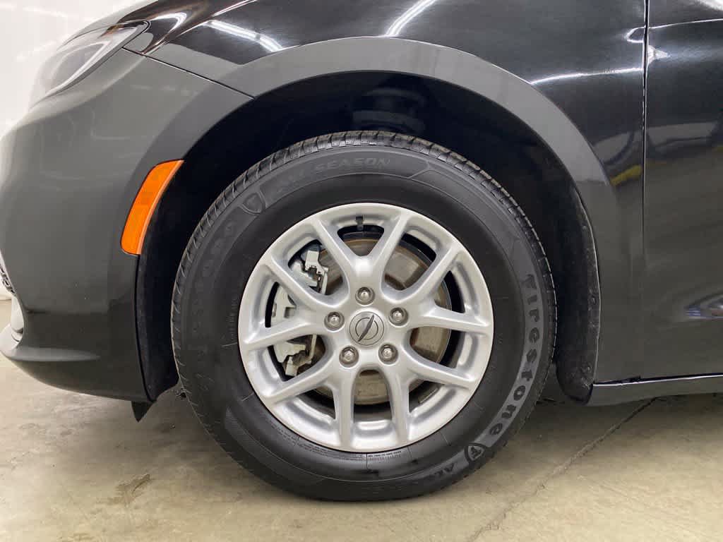 Used 2023 Chrysler Pacifica Touring-L FWD image 10