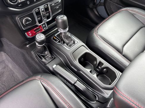 Used 2025 Jeep Wrangler Unlimited Rubicon AWD/4WD image 18