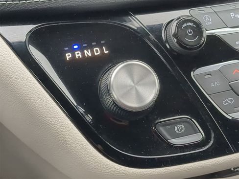 Used 2023 Chrysler Pacifica Touring-L image 30