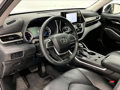 Used 2024 Toyota Highlander XLE image 16