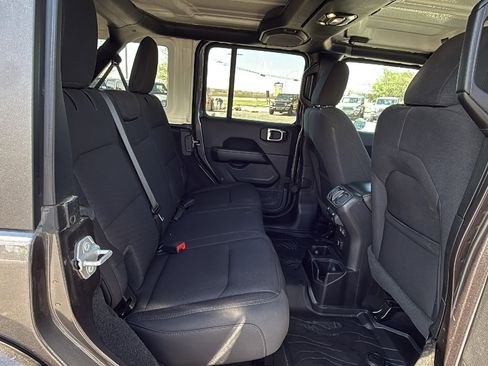 Used 2021 Jeep Wrangler Unlimited Sahara image 26