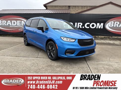 New 2026 Chrysler Pacifica Select image 1