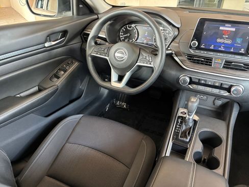 Used 2025 Nissan Altima 2.5 SV FWD image 33