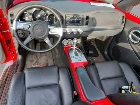 Used 2004 Chevrolet SSR w/ Preferred Equipment Group image 3