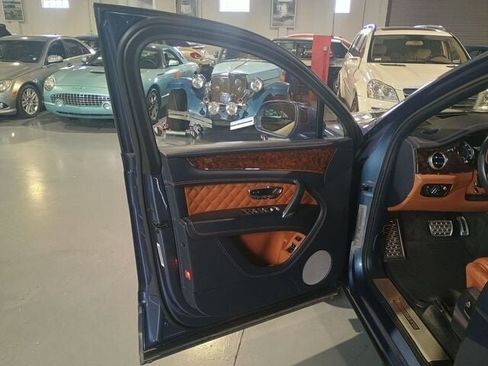 Used 2017 Bentley Bentayga image 21
