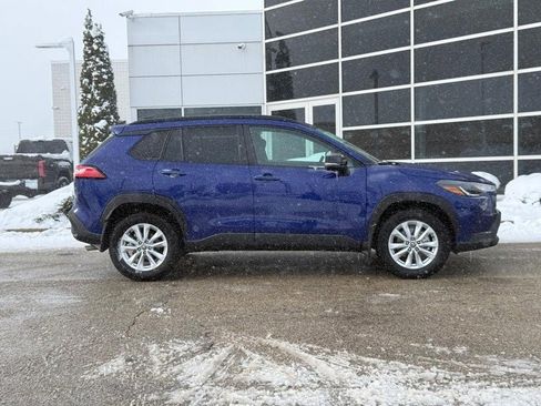 Used 2025 Toyota Corolla Cross LE image 2