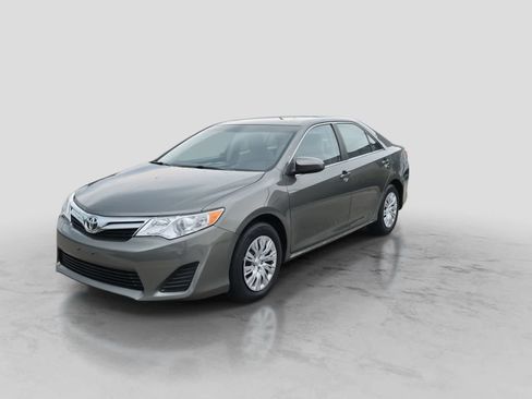 Used 2012 Toyota Camry LE FWD image 4