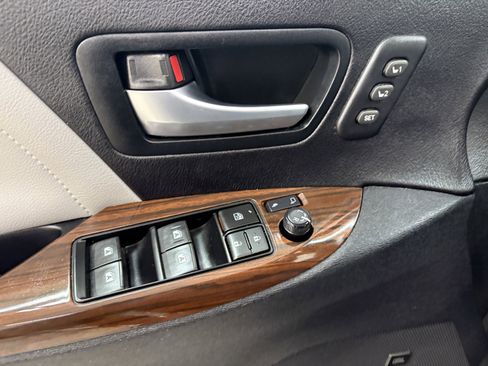 Used 2015 Toyota Sienna Limited image 32