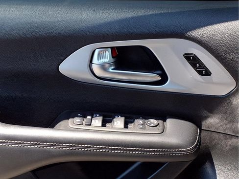 Used 2025 Chrysler Pacifica Limited FWD image 14
