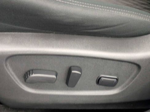 Used 2018 Nissan Rogue SV AWD/4WD image 18