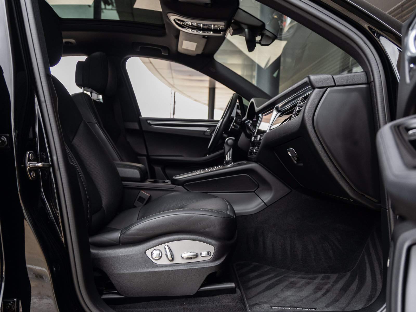Certified 2019 Porsche Macan S AWD/4WD image 43