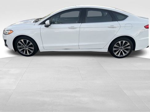 Used 2020 Ford Fusion SE image 2