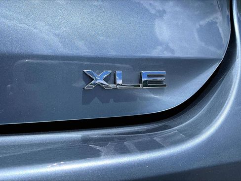 Used 2023 Toyota Highlander XLE AWD/4WD image 10