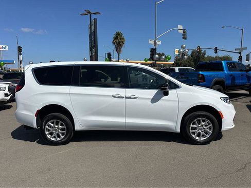 Used 2024 Chrysler Pacifica Touring image 44