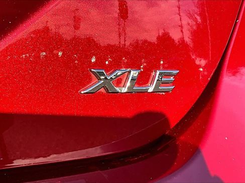 Used 2018 Toyota Camry XLE image 9