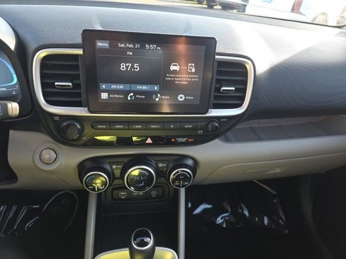 Used 2025 Hyundai Venue SEL image 16