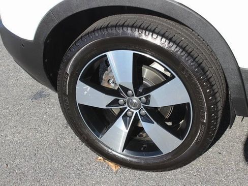 Used 2019 Volvo XC40 T5 Momentum image 35