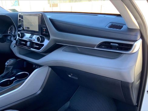 Certified 2025 Toyota Highlander LE image 16
