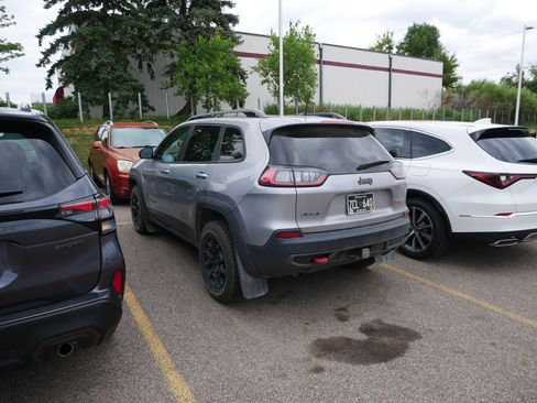 Used 2019 Jeep Cherokee Trailhawk AWD/4WD image 2
