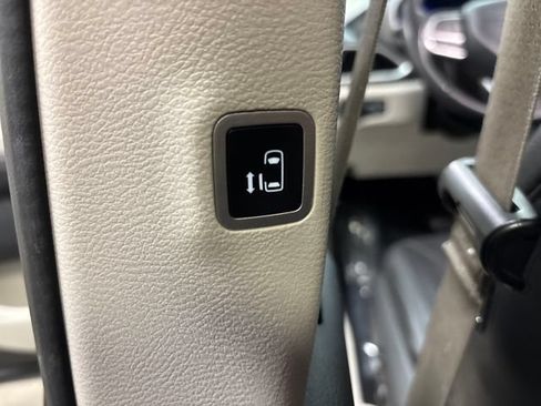 Used 2022 Chrysler Pacifica Touring-L FWD image 32