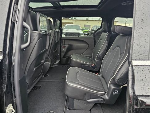 New 2026 Chrysler Pacifica Limited image 14