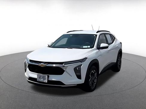 Used 2025 Chevrolet Trax LT FWD image 7