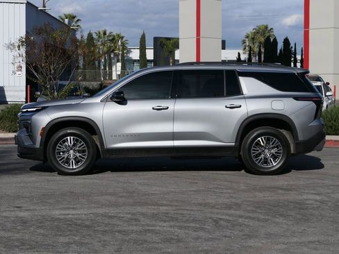 Used 2025 Chevrolet Traverse LT image 6