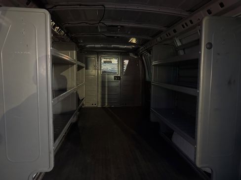 Used 2018 Chevrolet Express 2500 Extended image 6