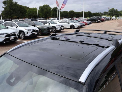 Used 2023 Toyota Highlander XLE FWD image 11