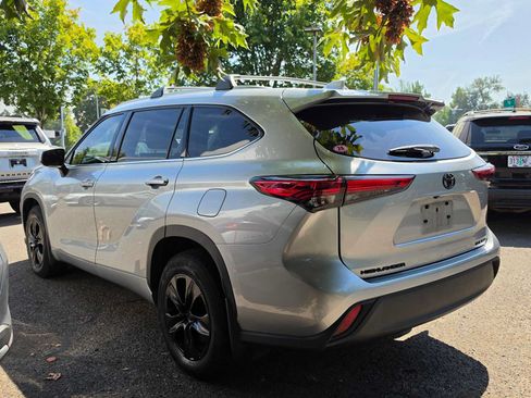 Used 2022 Toyota Highlander XLE AWD/4WD image 5