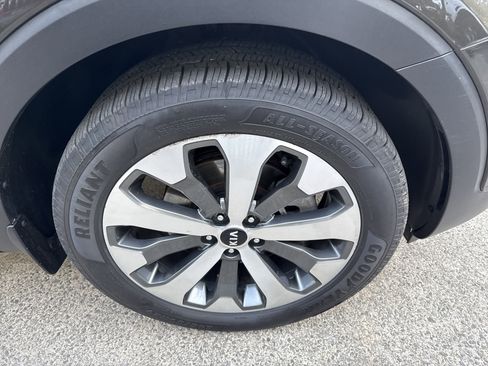 Used 2021 Kia Telluride EX w/ EX Premium Package image 12