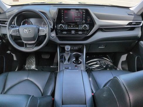 Used 2022 Toyota Highlander XLE FWD image 15