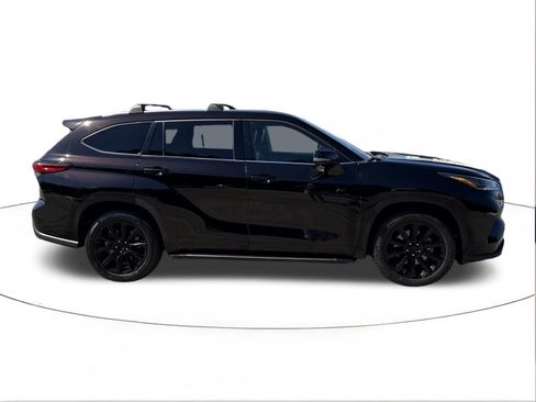 Used 2021 Toyota Highlander XLE FWD image 2