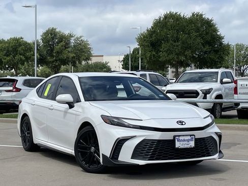 Used 2025 Toyota Camry SE w/ Convenience Package FWD image 2