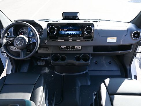 Used 2025 Mercedes-Benz Sprinter 2500 image 17