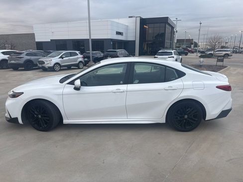 Used 2025 Toyota Camry SE image 8
