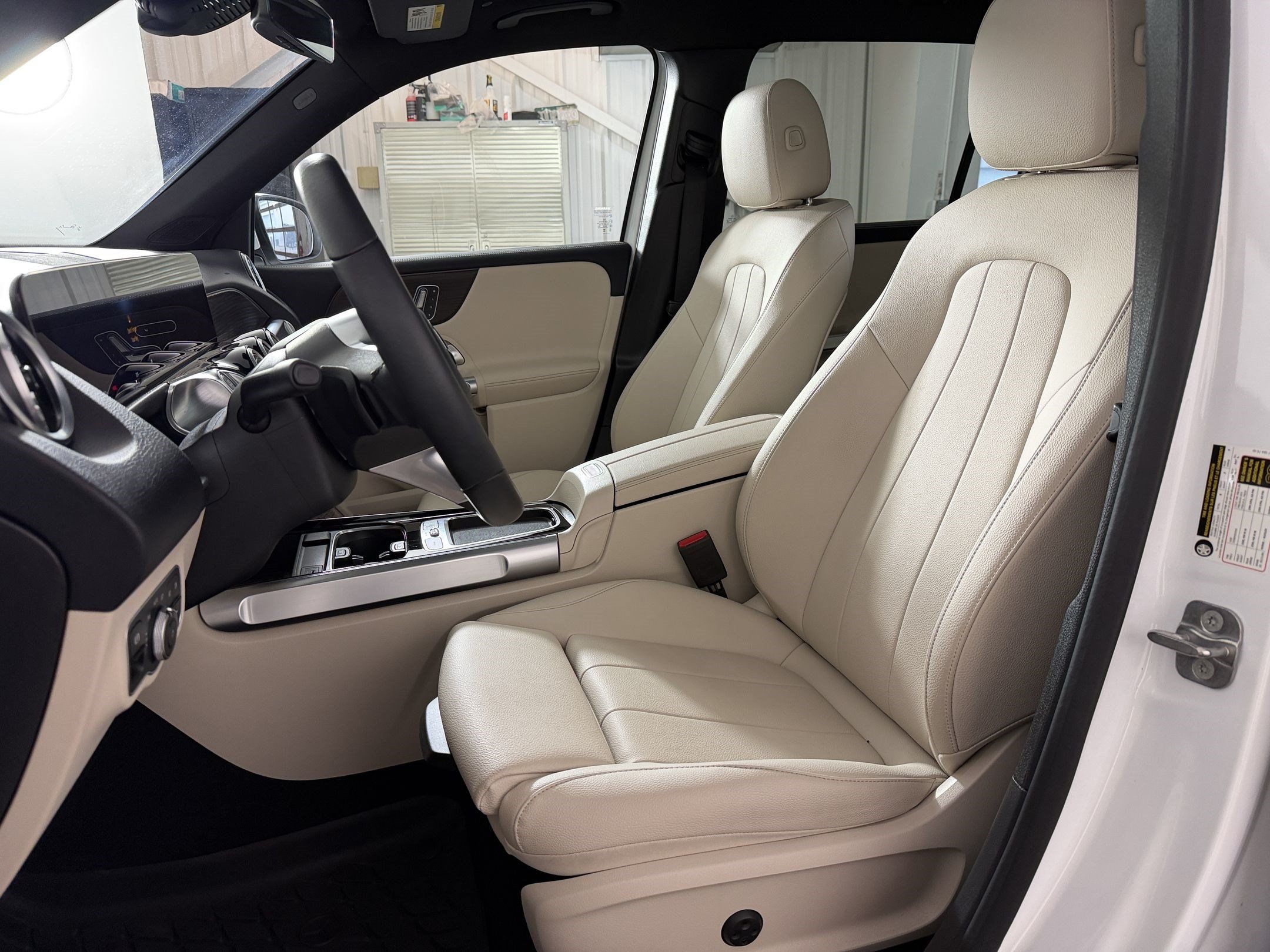 Used 2025 Mercedes-Benz GLB 250 4MATIC image 5