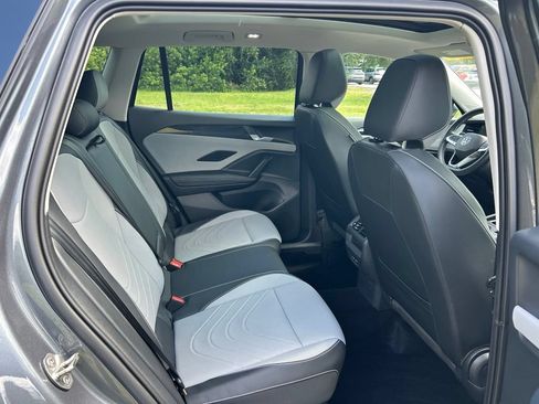 Certified 2025 Volkswagen Tiguan SE w/ Panoramic Sunroof Package AWD/4WD image 46