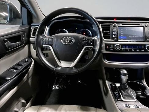 Used 2019 Toyota Highlander Limited AWD/4WD image 7