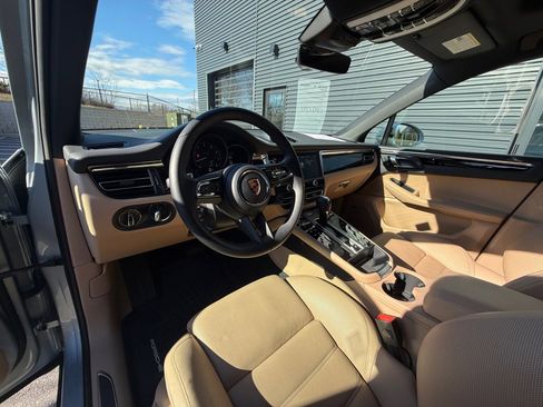 Certified 2025 Porsche Macan Turbo image 4