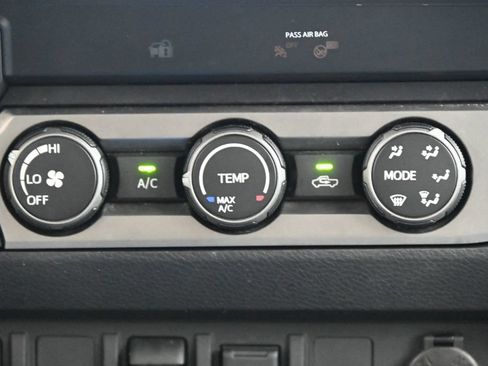 Used 2020 Toyota Tacoma SR5 AWD/4WD image 33