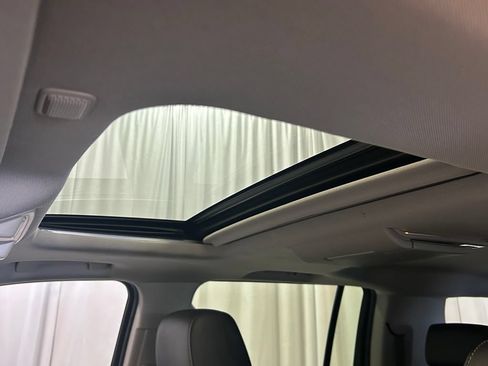 Used 2016 GMC Yukon XL SLT w/ Open Road Package AWD/4WD image 19
