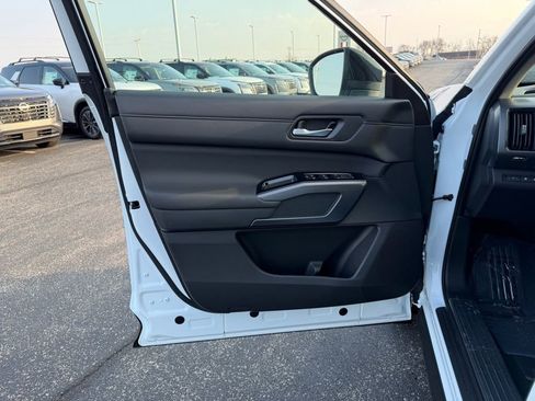 New 2026 Nissan Pathfinder SL image 11