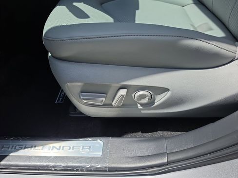 New 2026 Toyota Highlander Limited AWD/4WD image 9